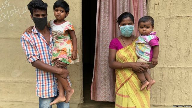 कोरोना व बाढ़ की मार झेल रहे लोगों की 'भूख' पर भ्रष्टाचार का डाका 4 112425866 sanjaywithhiswifeandkids