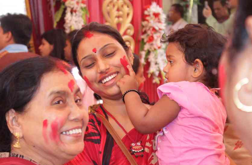 सिन्दूर खेला के साथ दुर्गा पूजा महोत्सव का समापन 2 img 8404 1864443 835x547 m